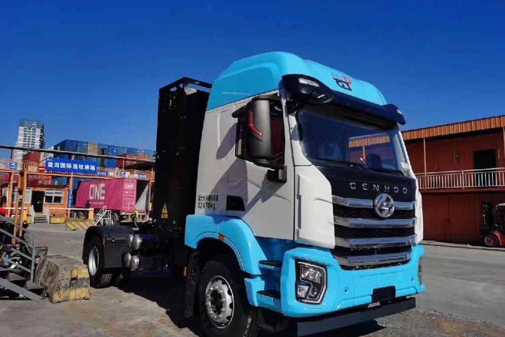 港口运输神器，降本增效的红岩杰虎H6充换电一体牵引车交付深圳用户