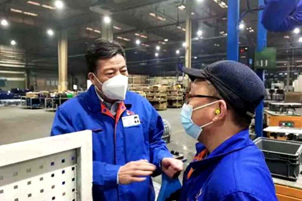 开工第一天，严鉴铂深入生产一线指导工作