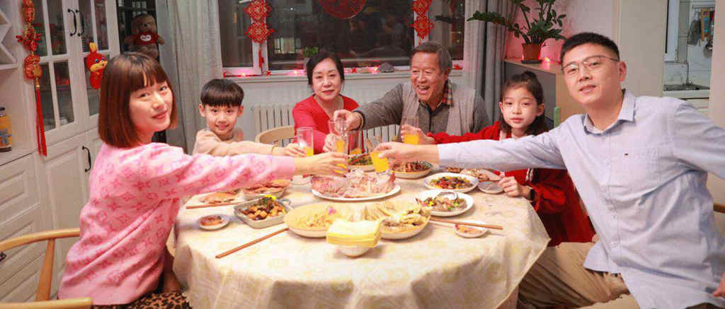 中国重汽2023年春节微电影《车轮上的年夜饭》,为兔年温情开篇 - 第2张 - 提加商用车网 中国重汽2023年春节微电影《车轮上的年夜饭》,为兔年温情开篇 - 第2张