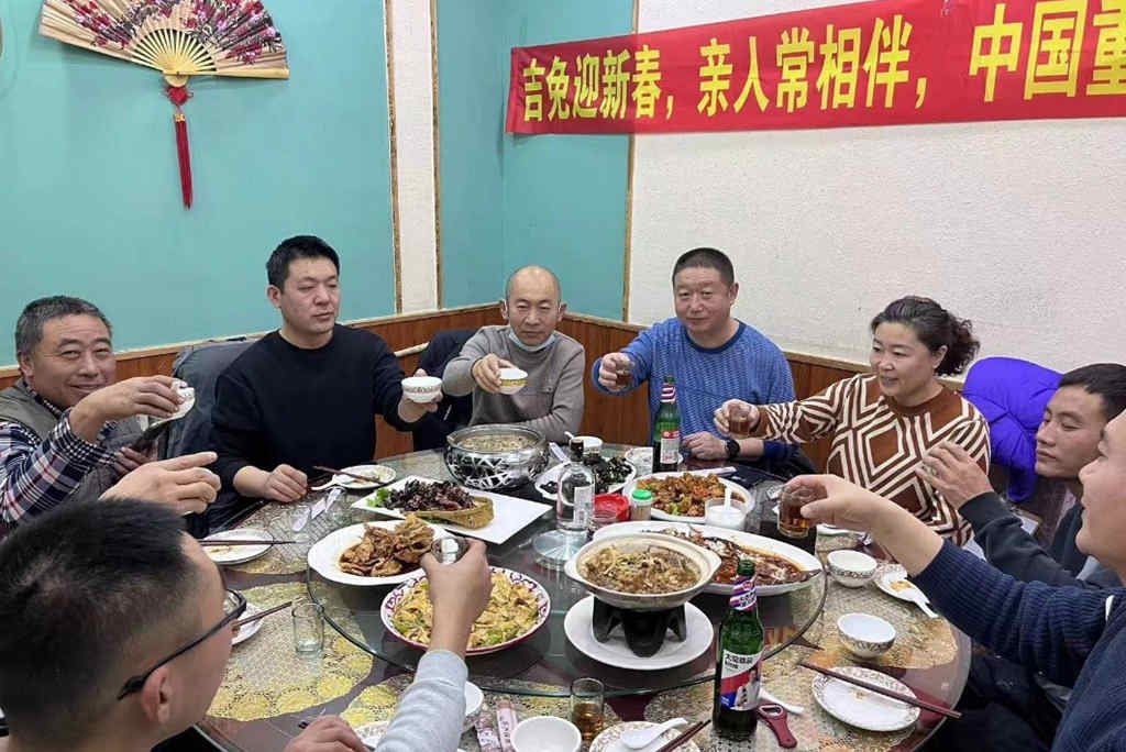 福兔迎春 “亲人”回家 丨 中国重汽温情年夜饭暖人心田