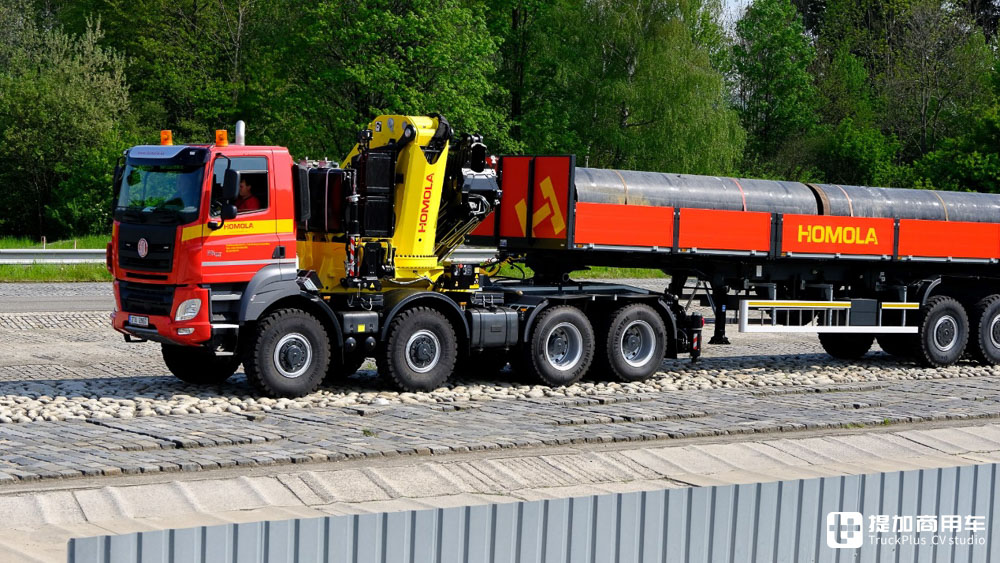 性能比肩军用牵引车，还带随车起重机，实拍太脱拉凤凰8x8随车吊牵引车 - 第1张