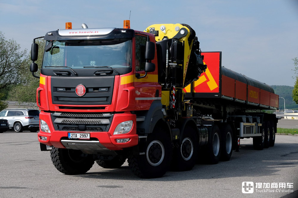 性能比肩军用牵引车，还带随车起重机，实拍太脱拉凤凰8x8随车吊牵引车 - 第2张