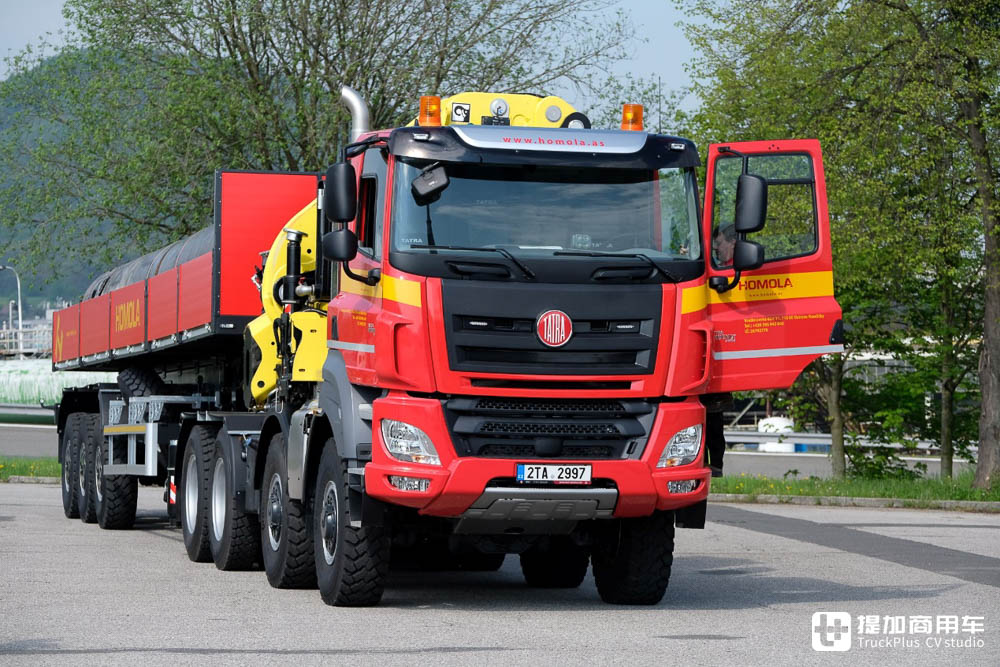 性能比肩军用牵引车，还带随车起重机，实拍太脱拉凤凰8x8随车吊牵引车 - 第3张