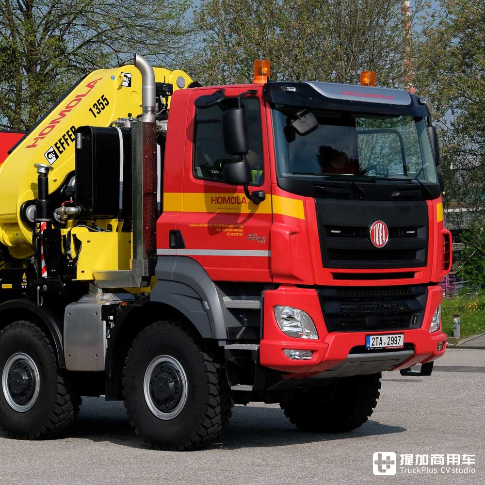 性能比肩军用牵引车，还带随车起重机，实拍太脱拉凤凰8x8随车吊牵引车 - 第4张