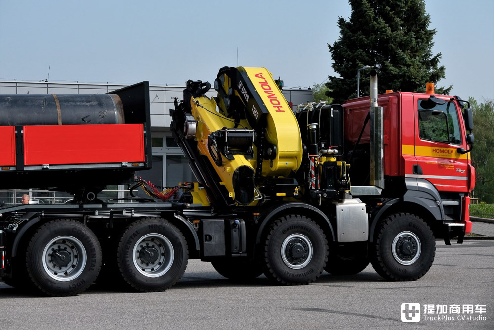 性能比肩军用牵引车，还带随车起重机，实拍太脱拉凤凰8x8随车吊牵引车 - 第6张