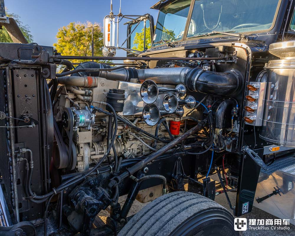 21米长的豪华陆地行宫,曾获吉尼斯世界纪录,美国Midnight Rider卡车正拍卖 - 第6张 - 提加商用车网 21米长的豪华陆地行宫,曾获吉尼斯世界纪录,美国Midnight Rider卡车正拍卖 - 第6张