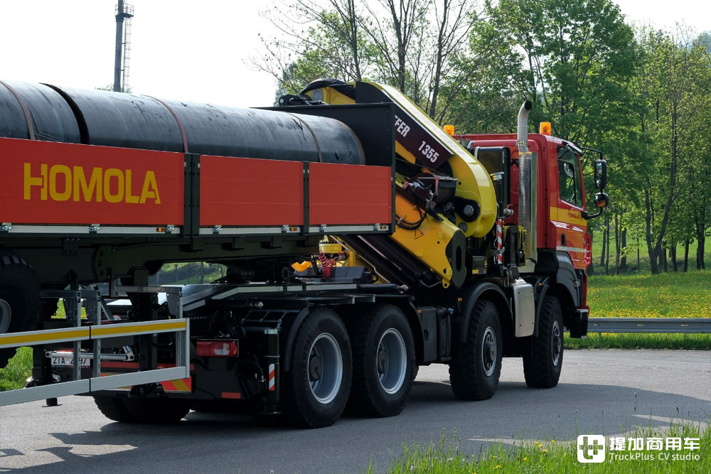 性能比肩军用牵引车，还带随车起重机，实拍太脱拉凤凰8x8随车吊牵引车 - 第8张