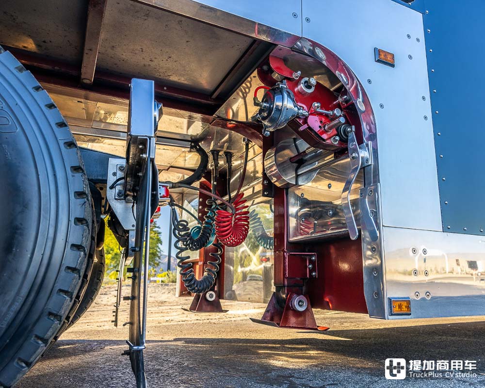 21米长的豪华陆地行宫,曾获吉尼斯世界纪录,美国Midnight Rider卡车正拍卖 - 第9张 - 提加商用车网 21米长的豪华陆地行宫,曾获吉尼斯世界纪录,美国Midnight Rider卡车正拍卖 - 第9张