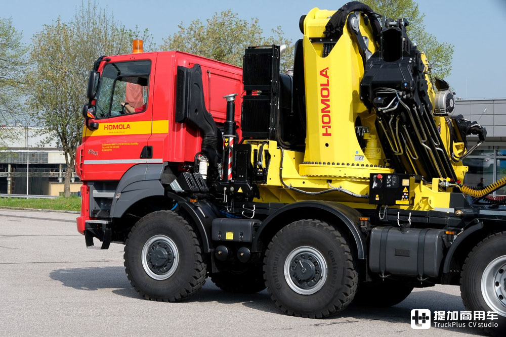 性能比肩军用牵引车，还带随车起重机，实拍太脱拉凤凰8x8随车吊牵引车 - 第9张