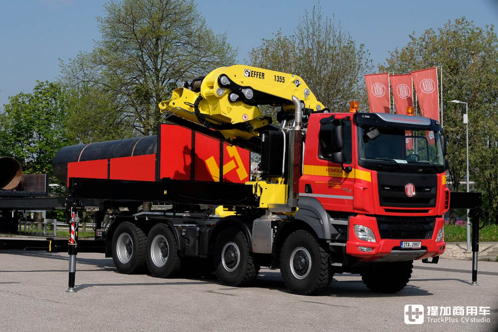 性能比肩军用牵引车，还带随车起重机，实拍太脱拉凤凰8x8随车吊牵引车 - 第10张