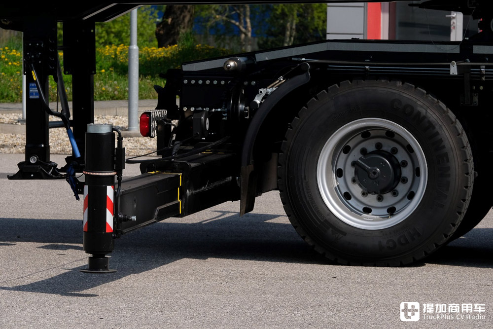 性能比肩军用牵引车，还带随车起重机，实拍太脱拉凤凰8x8随车吊牵引车 - 第11张