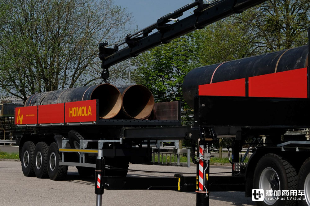 性能比肩军用牵引车，还带随车起重机，实拍太脱拉凤凰8x8随车吊牵引车 - 第12张