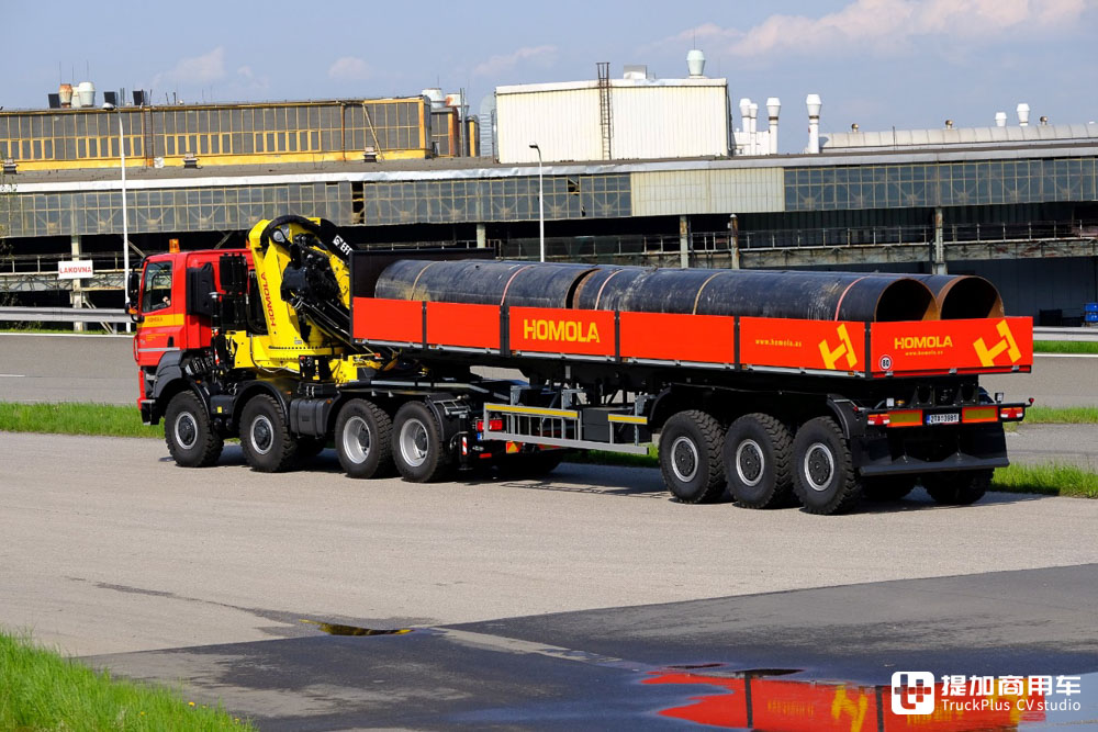 性能比肩军用牵引车，还带随车起重机，实拍太脱拉凤凰8x8随车吊牵引车 - 第13张