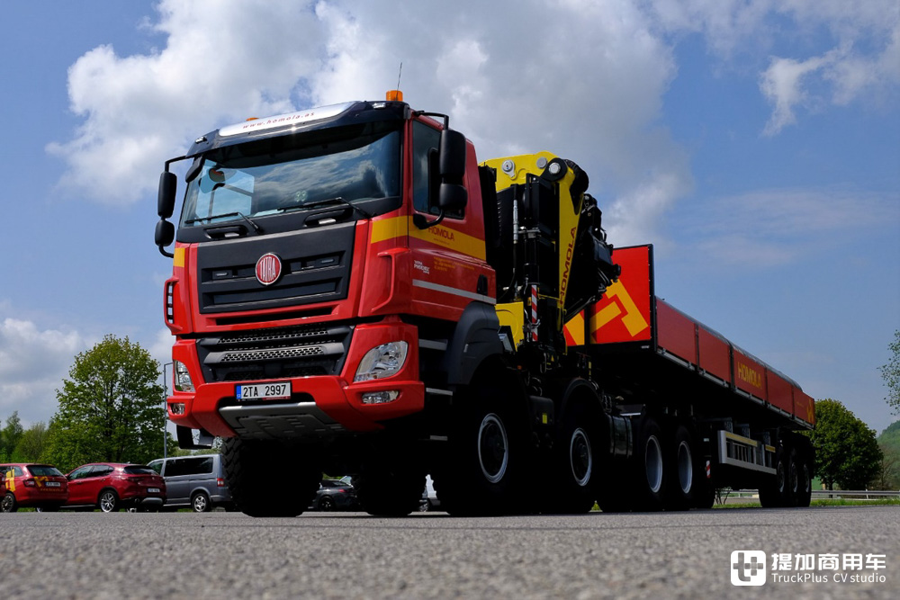 性能比肩军用牵引车，还带随车起重机，实拍太脱拉凤凰8x8随车吊牵引车 - 第14张