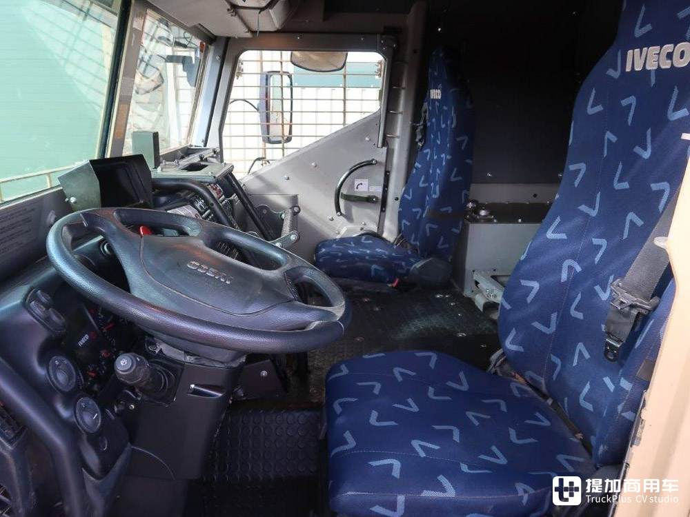 全车防弹+8x8驱动,真正的军卡车型,依维柯Trakker AT 410 8x8军卡实拍 - 第13张 - 提加商用车网 全车防弹+8x8驱动,真正的军卡车型,依维柯Trakker AT 410 8x8军卡实拍 - 第13张