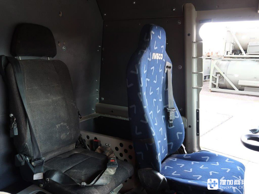 全车防弹+8x8驱动,真正的军卡车型,依维柯Trakker AT 410 8x8军卡实拍 - 第19张 - 提加商用车网 全车防弹+8x8驱动,真正的军卡车型,依维柯Trakker AT 410 8x8军卡实拍 - 第19张