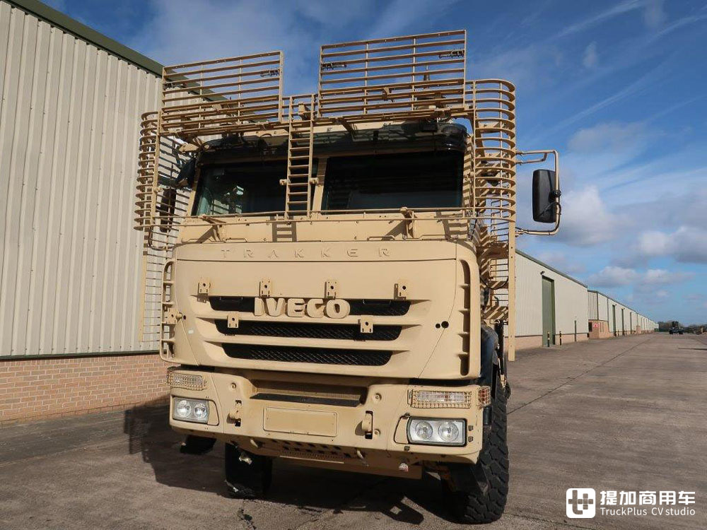 全车防弹+8x8驱动,真正的军卡车型,依维柯Trakker AT 410 8x8军卡实拍 - 第2张 - 提加商用车网 全车防弹+8x8驱动,真正的军卡车型,依维柯Trakker AT 410 8x8军卡实拍 - 第2张