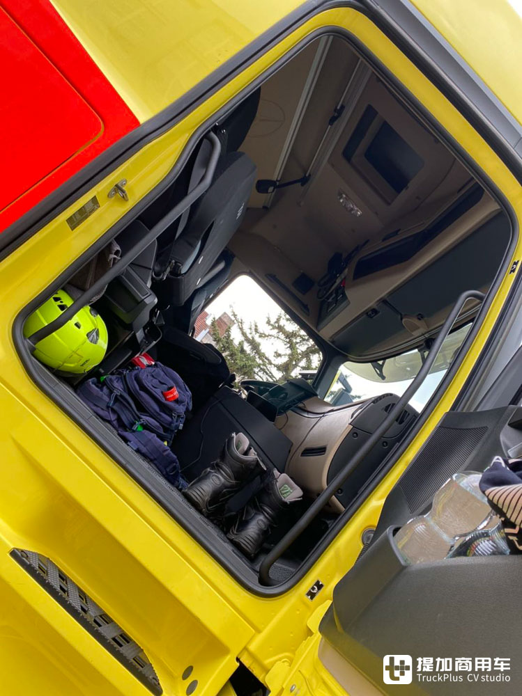 6x6全驱+静液压驱动,牵引半挂医院车,这台奔驰Actros牵引车值得一看 - 第8张 - 提加商用车网 6x6全驱+静液压驱动,牵引半挂医院车,这台奔驰Actros牵引车值得一看 - 第8张