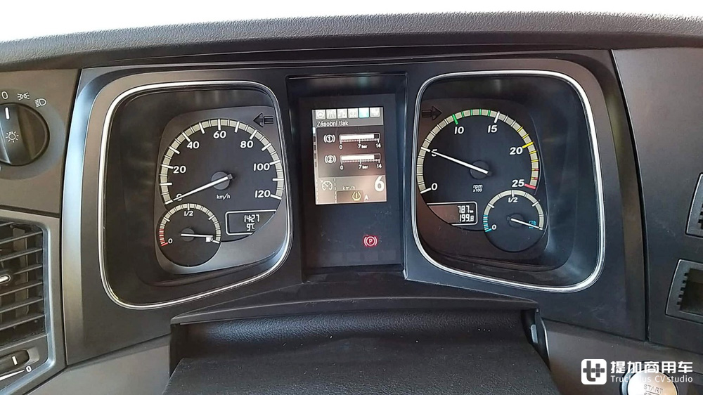 6x6全驱+静液压驱动,牵引半挂医院车,这台奔驰Actros牵引车值得一看 - 第9张 - 提加商用车网 6x6全驱+静液压驱动,牵引半挂医院车,这台奔驰Actros牵引车值得一看 - 第9张
