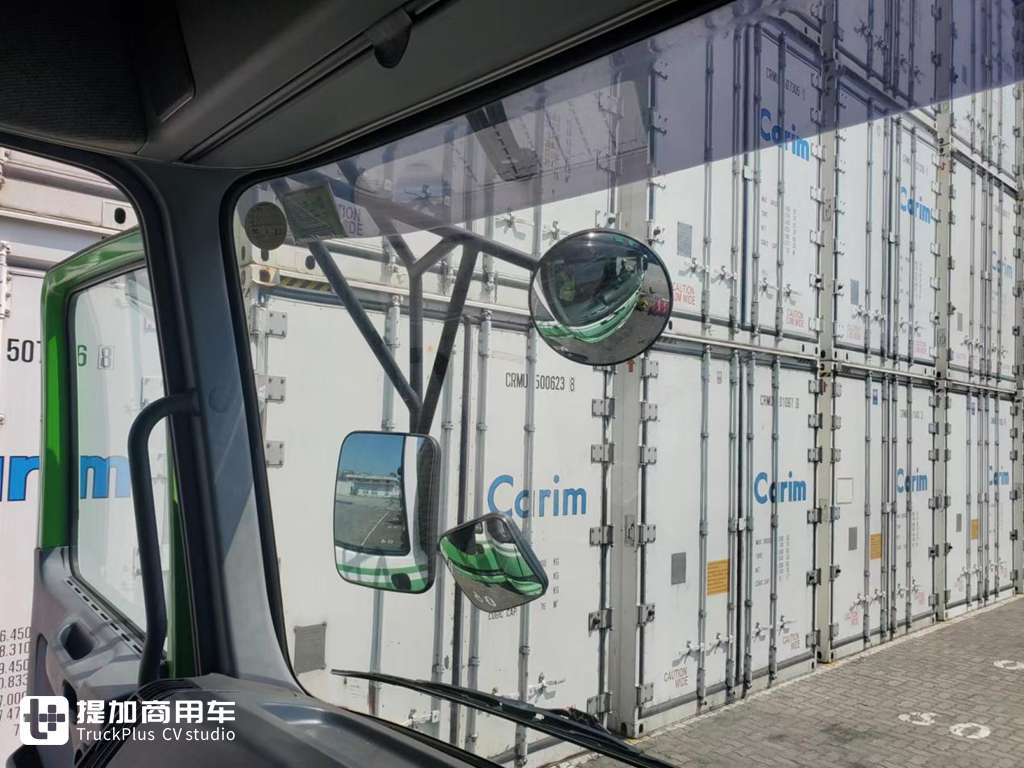 年后首发我们看点不一样的卡车,港口拍老车,配置大不同还挂着日本牌照? - 第20张 - 提加商用车网 年后首发我们看点不一样的卡车,港口拍老车,配置大不同还挂着日本牌照? - 第20张