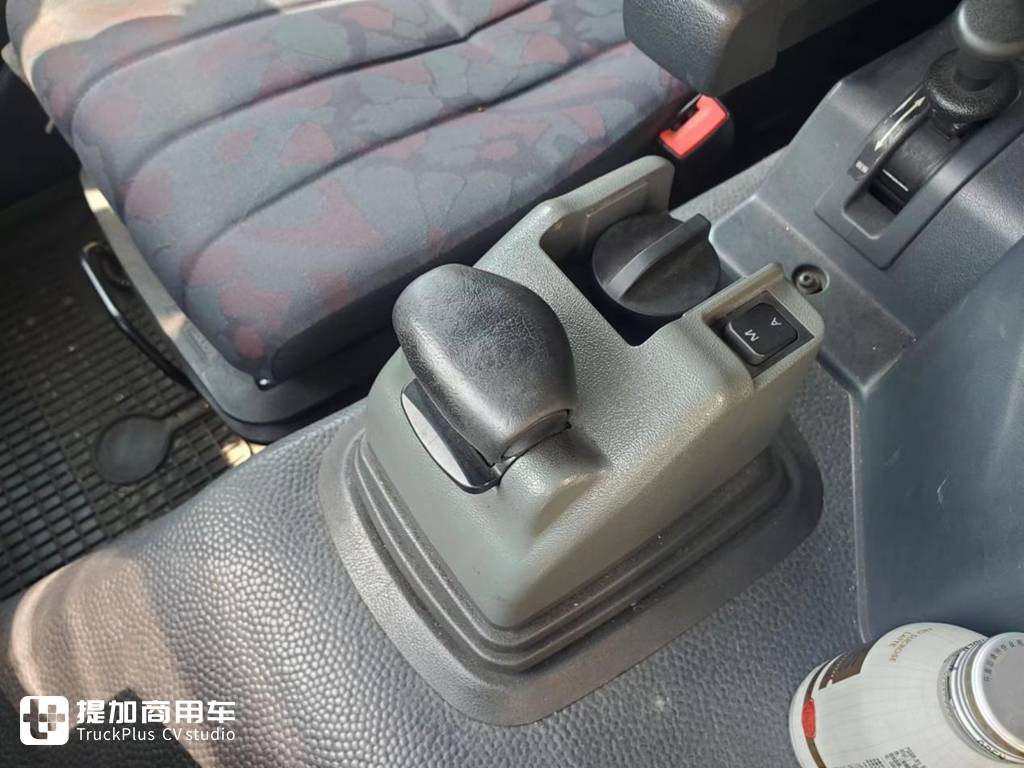 年后首发我们看点不一样的卡车,港口拍老车,配置大不同还挂着日本牌照? - 第21张 - 提加商用车网 年后首发我们看点不一样的卡车,港口拍老车,配置大不同还挂着日本牌照? - 第21张