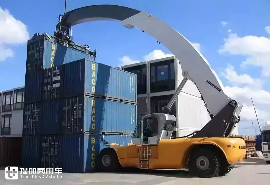 年后首发我们看点不一样的卡车,港口拍老车,配置大不同还挂着日本牌照? - 第33张 - 提加商用车网 年后首发我们看点不一样的卡车,港口拍老车,配置大不同还挂着日本牌照? - 第33张