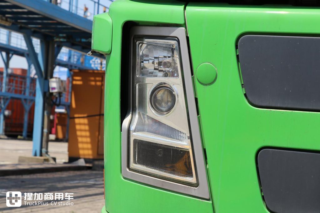 年后首发我们看点不一样的卡车,港口拍老车,配置大不同还挂着日本牌照? - 第5张 - 提加商用车网 年后首发我们看点不一样的卡车,港口拍老车,配置大不同还挂着日本牌照? - 第5张