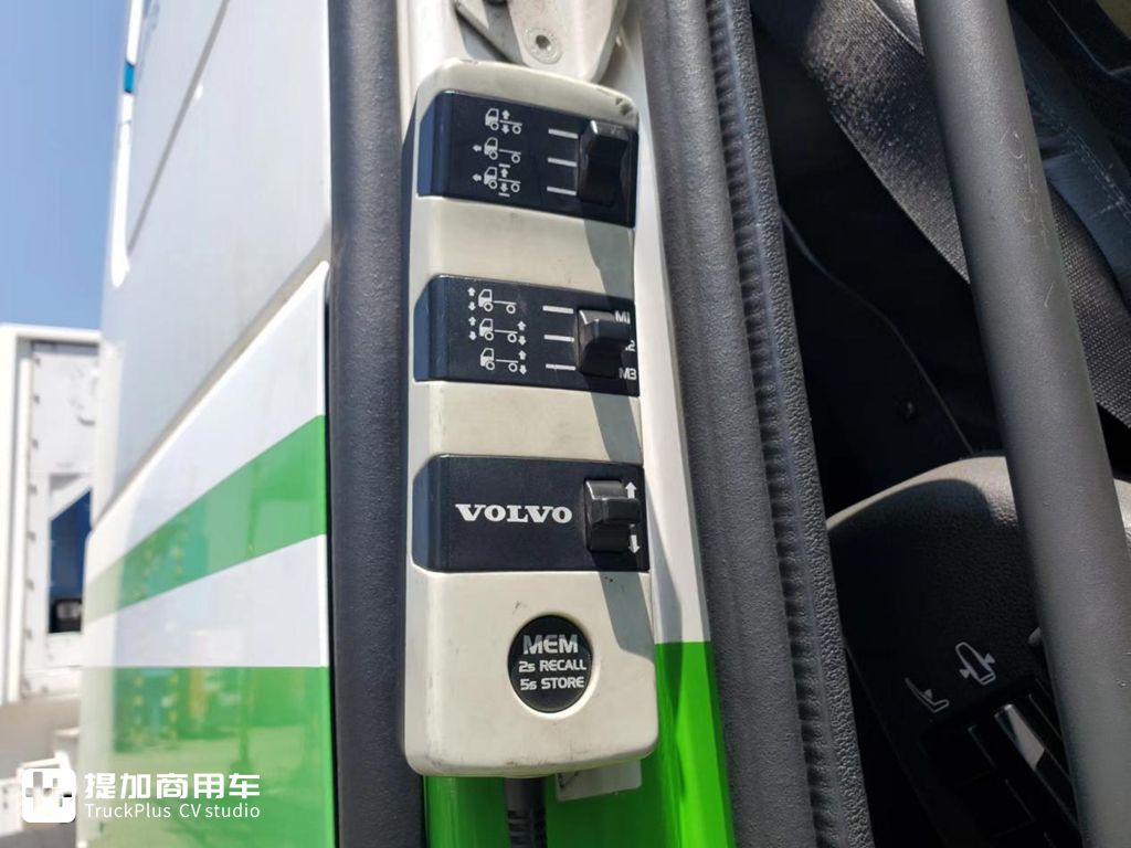 年后首发我们看点不一样的卡车,港口拍老车,配置大不同还挂着日本牌照? - 第9张 - 提加商用车网 年后首发我们看点不一样的卡车,港口拍老车,配置大不同还挂着日本牌照? - 第9张