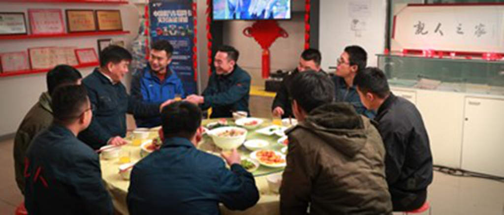 中国重汽《车轮上的年夜饭》系列微电影,暖心守护吉祥年 - 第5张 - 提加商用车网 中国重汽《车轮上的年夜饭》系列微电影,暖心守护吉祥年 - 第5张