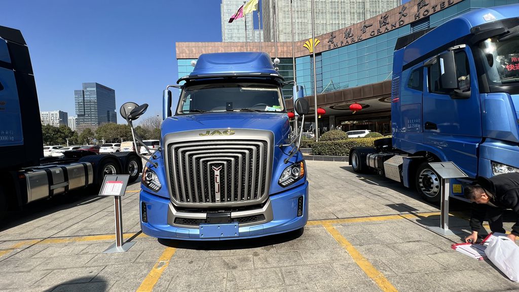 江淮重卡全新跨越V5长头卡车来袭,实拍带你看看配置如何 - 第3张 - 提加商用车网 江淮重卡全新跨越V5长头卡车来袭,实拍带你看看配置如何 - 第3张