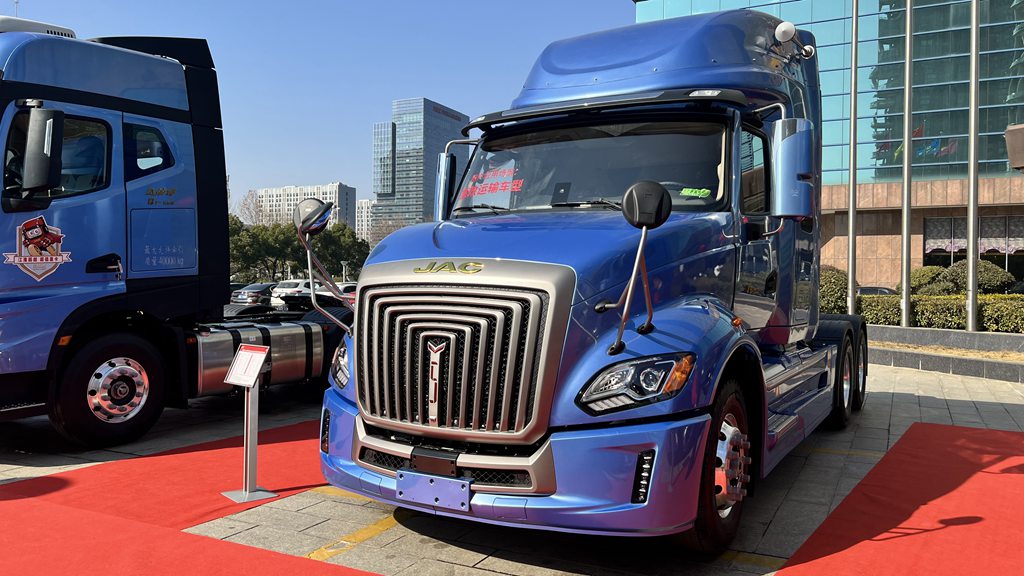 江淮重卡全新跨越V5长头卡车来袭,实拍带你看看配置如何 - 第1张 - 提加商用车网 江淮重卡全新跨越V5长头卡车来袭,实拍带你看看配置如何 - 第1张