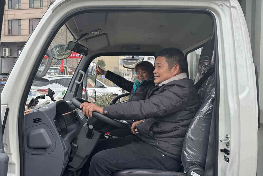 从纯电换到混动,长沙杨师傅夫妇这么评价“混动1号”骏铃聚宝盆! - 第2张 - 提加商用车网 从纯电换到混动,长沙杨师傅夫妇这么评价“混动1号”骏铃聚宝盆! - 第2张