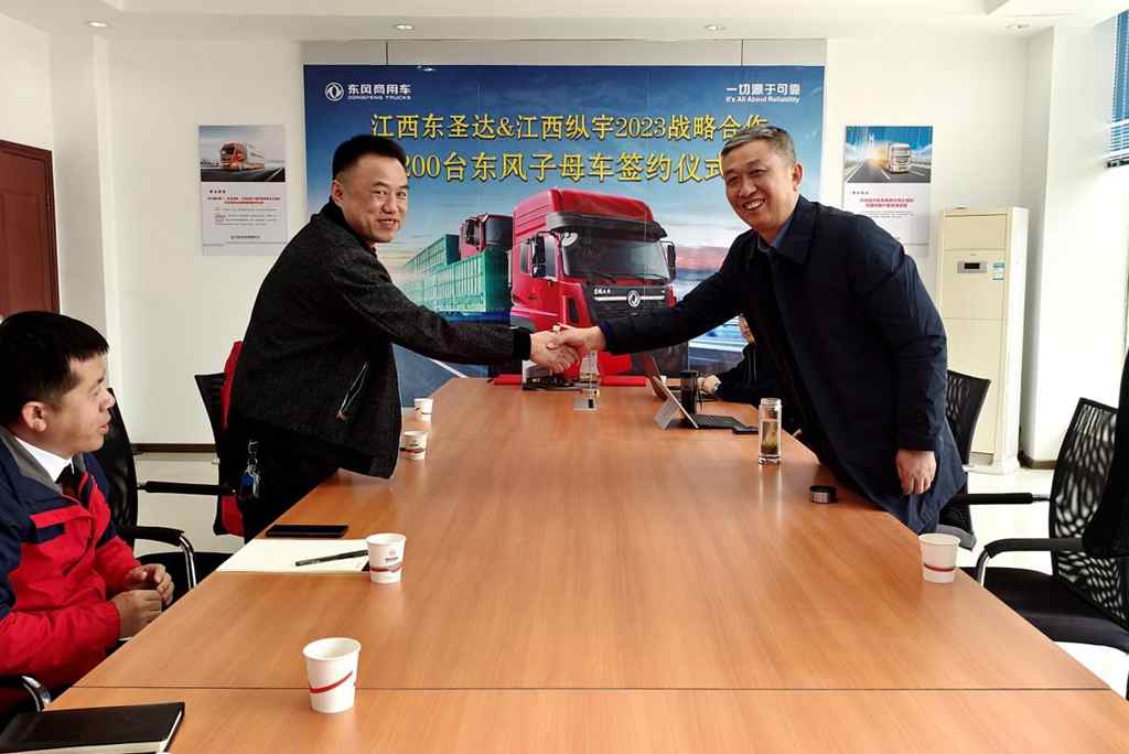 铁杆用户强劲需求推动200台订单成交,东风天龙子母车引领产业升级