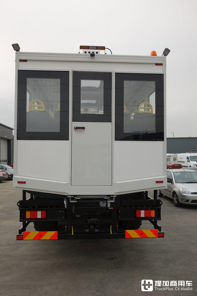 军用卡车底盘+客车上装,这台曼恩KAT 1越野客车专用于冰岛旅行 - 第7张 - 提加商用车网 军用卡车底盘+客车上装,这台曼恩KAT 1越野客车专用于冰岛旅行 - 第7张