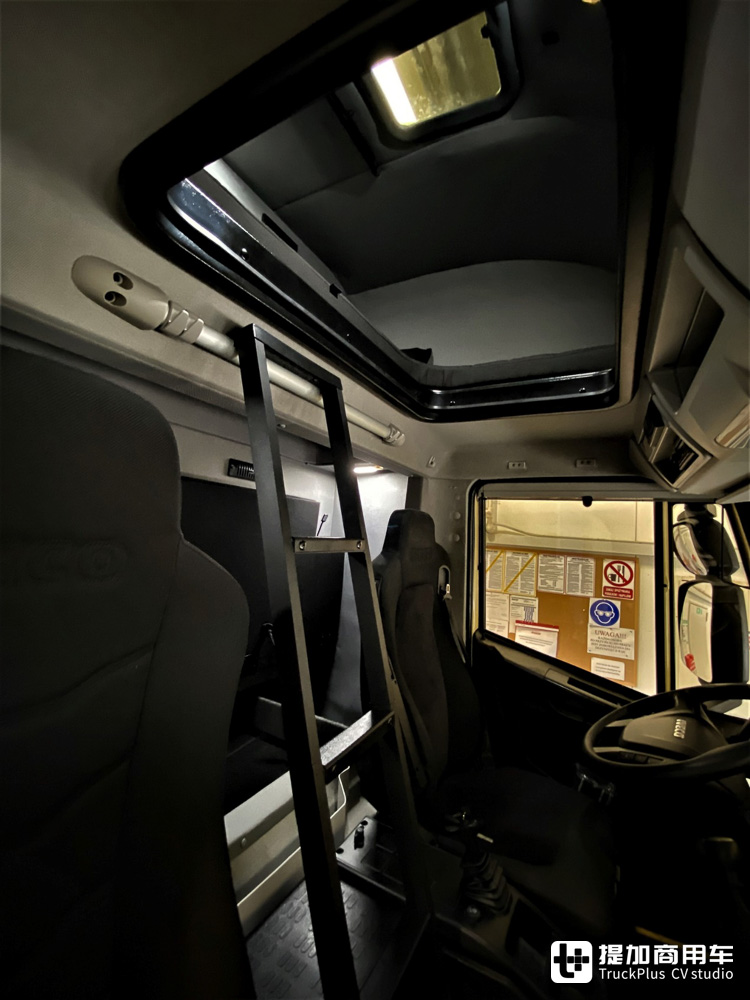 改装车顶睡眠舱,中卡秒变豪华房!看波兰人的杰作:改装依维柯Eurocargo - 第7张 - 提加商用车网 改装车顶睡眠舱,中卡秒变豪华房!看波兰人的杰作:改装依维柯Eurocargo - 第7张
