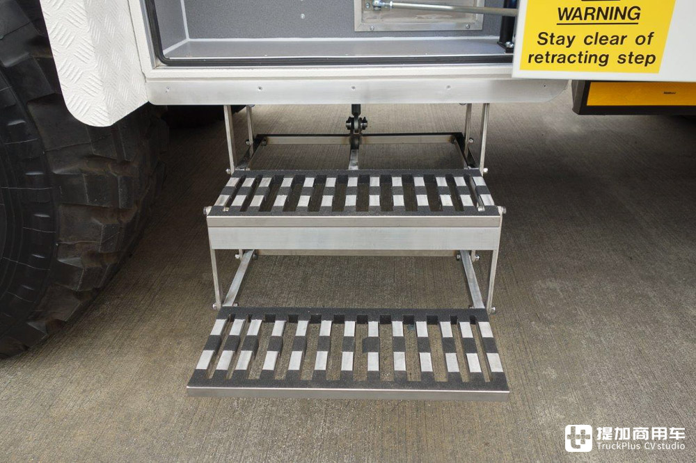 军用卡车底盘+客车上装,这台曼恩KAT 1越野客车专用于冰岛旅行 - 第9张 - 提加商用车网 军用卡车底盘+客车上装,这台曼恩KAT 1越野客车专用于冰岛旅行 - 第9张