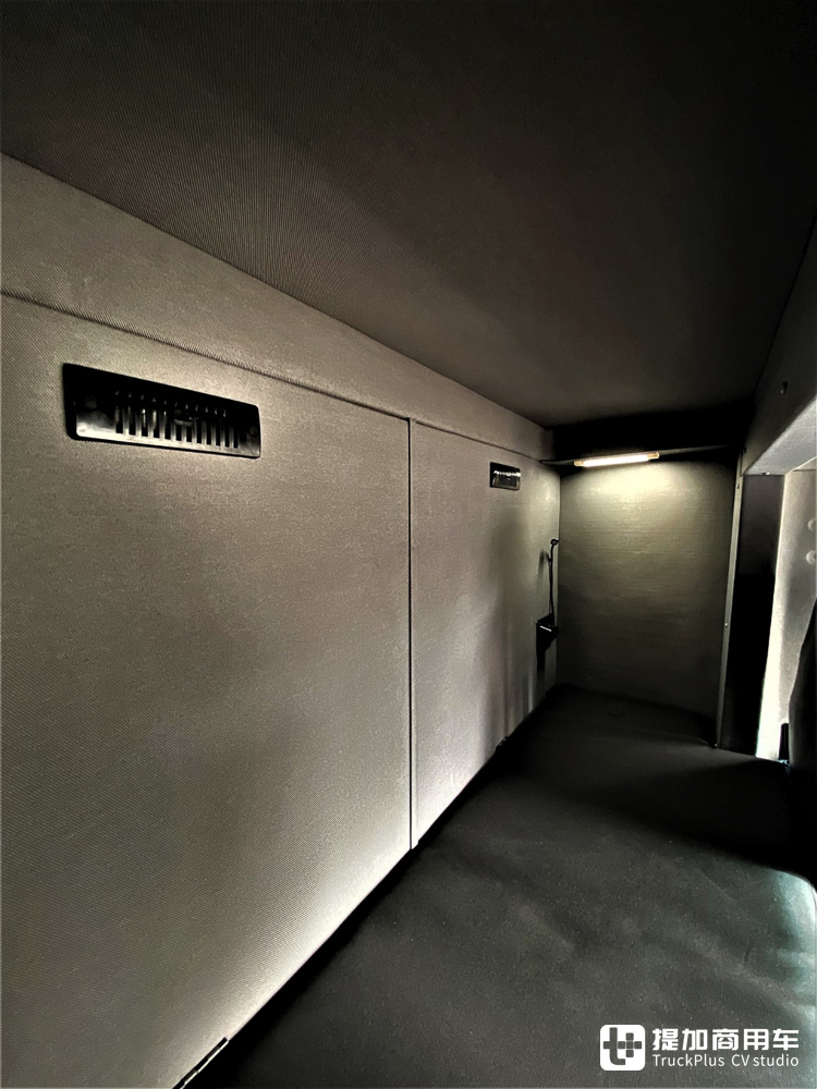 改装车顶睡眠舱,中卡秒变豪华房!看波兰人的杰作:改装依维柯Eurocargo - 第9张 - 提加商用车网 改装车顶睡眠舱,中卡秒变豪华房!看波兰人的杰作:改装依维柯Eurocargo - 第9张