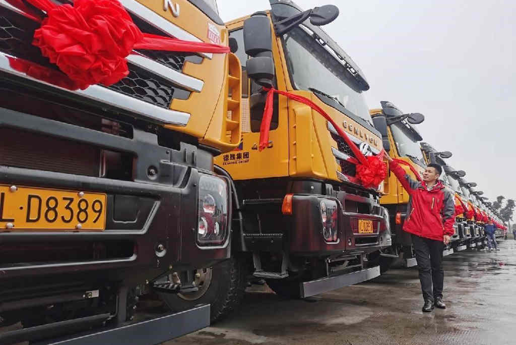 助力品质工程建设 上汽红岩工程用车批量交付四川德胜集团 - 第3张 - 提加商用车网 助力品质工程建设 上汽红岩工程用车批量交付四川德胜集团 - 第3张