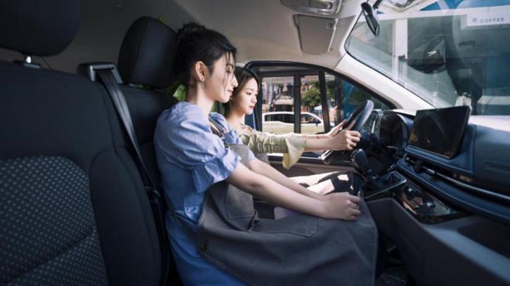 新跨界,VAN不同!上汽大通MAXUS“新生代跨界车”V70新途开启预售,精英版预售价14.88万元起 - 第11张 - 提加商用车网 新跨界,VAN不同!上汽大通MAXUS“新生代跨界车”V70新途开启预售,精英版预售价14.88万元起 - 第11张