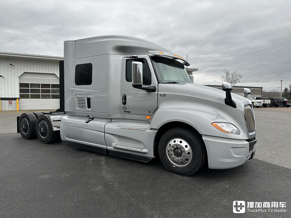 美国万国的旗舰长头卡车，配超大生活舱，实拍万国LT 6x4牵引车