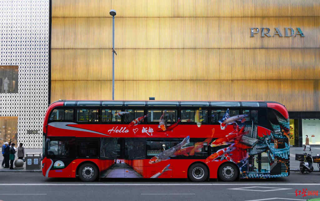 格力钛脸谱双层观光巴士在成都又“变脸”了！