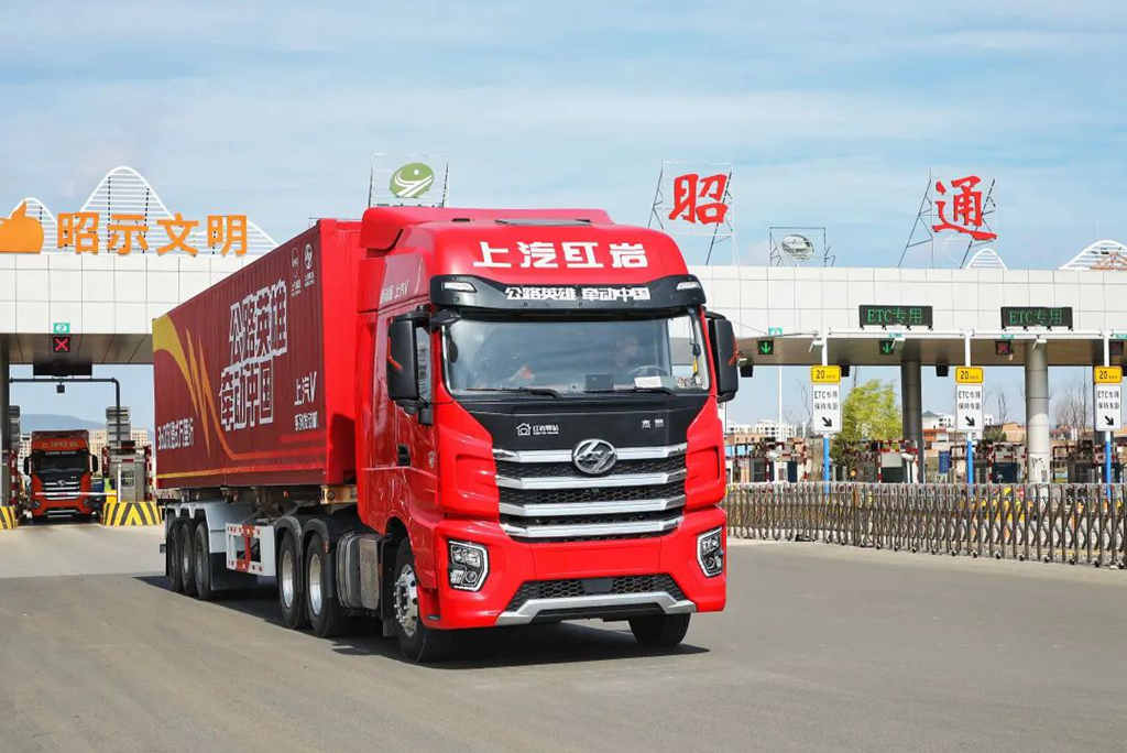 “360沉浸式万里行”昆明站：卡友点赞红岩高速标载牵引车 - 第2张