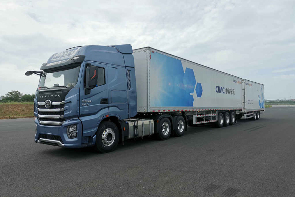 上汽红岩联同国内首款双挂汽车列车亮相“2023年安全高效绿色智能运输技术发展论坛暨展览会”