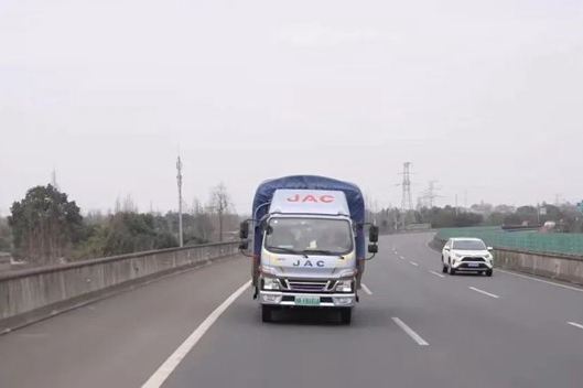 混动1号·骏铃聚宝盆城内城际畅通无忧，为成都涂老板创造更多价值！