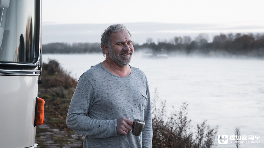 大巴变身移动办公室,边工作边自驾游,德国IT男改装的赛特拉S 410 ESK巴士真惊艳 - 第1张 - 提加商用车网 大巴变身移动办公室,边工作边自驾游,德国IT男改装的赛特拉S 410 ESK巴士真惊艳 - 第1张