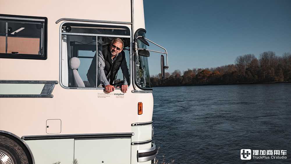 大巴变身移动办公室,边工作边自驾游,德国IT男改装的赛特拉S 410 ESK巴士真惊艳 - 第2张 - 提加商用车网 大巴变身移动办公室,边工作边自驾游,德国IT男改装的赛特拉S 410 ESK巴士真惊艳 - 第2张