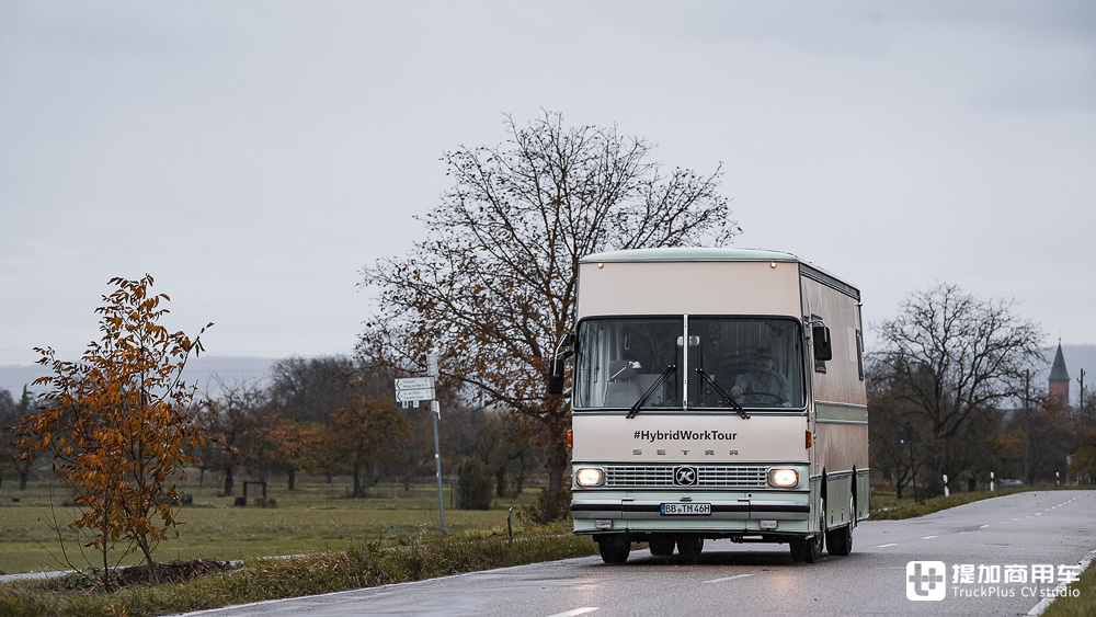 大巴变身移动办公室,边工作边自驾游,德国IT男改装的赛特拉S 410 ESK巴士真惊艳 - 第3张 - 提加商用车网 大巴变身移动办公室,边工作边自驾游,德国IT男改装的赛特拉S 410 ESK巴士真惊艳 - 第3张