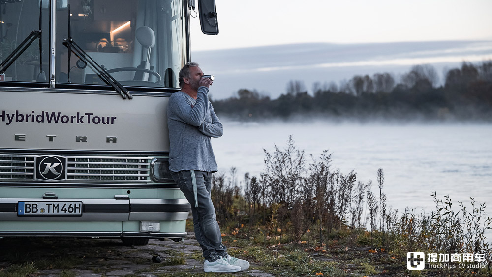 大巴变身移动办公室,边工作边自驾游,德国IT男改装的赛特拉S 410 ESK巴士真惊艳 - 第4张 - 提加商用车网 大巴变身移动办公室,边工作边自驾游,德国IT男改装的赛特拉S 410 ESK巴士真惊艳 - 第4张