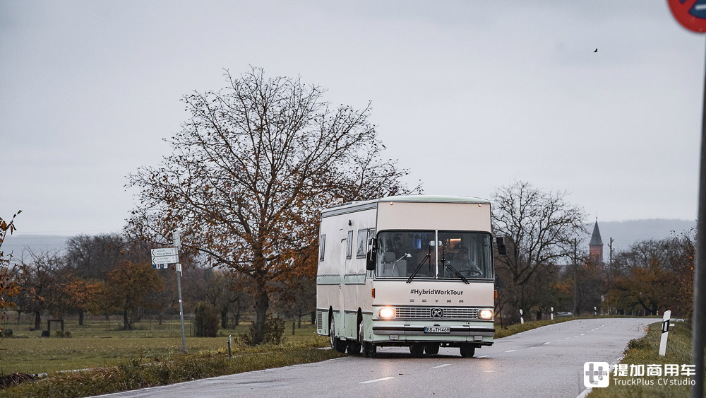 大巴变身移动办公室,边工作边自驾游,德国IT男改装的赛特拉S 410 ESK巴士真惊艳 - 第5张 - 提加商用车网 大巴变身移动办公室,边工作边自驾游,德国IT男改装的赛特拉S 410 ESK巴士真惊艳 - 第5张