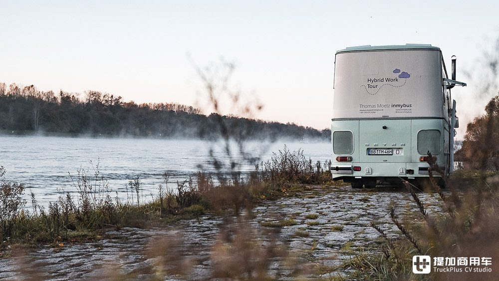 大巴变身移动办公室,边工作边自驾游,德国IT男改装的赛特拉S 410 ESK巴士真惊艳 - 第6张 - 提加商用车网 大巴变身移动办公室,边工作边自驾游,德国IT男改装的赛特拉S 410 ESK巴士真惊艳 - 第6张